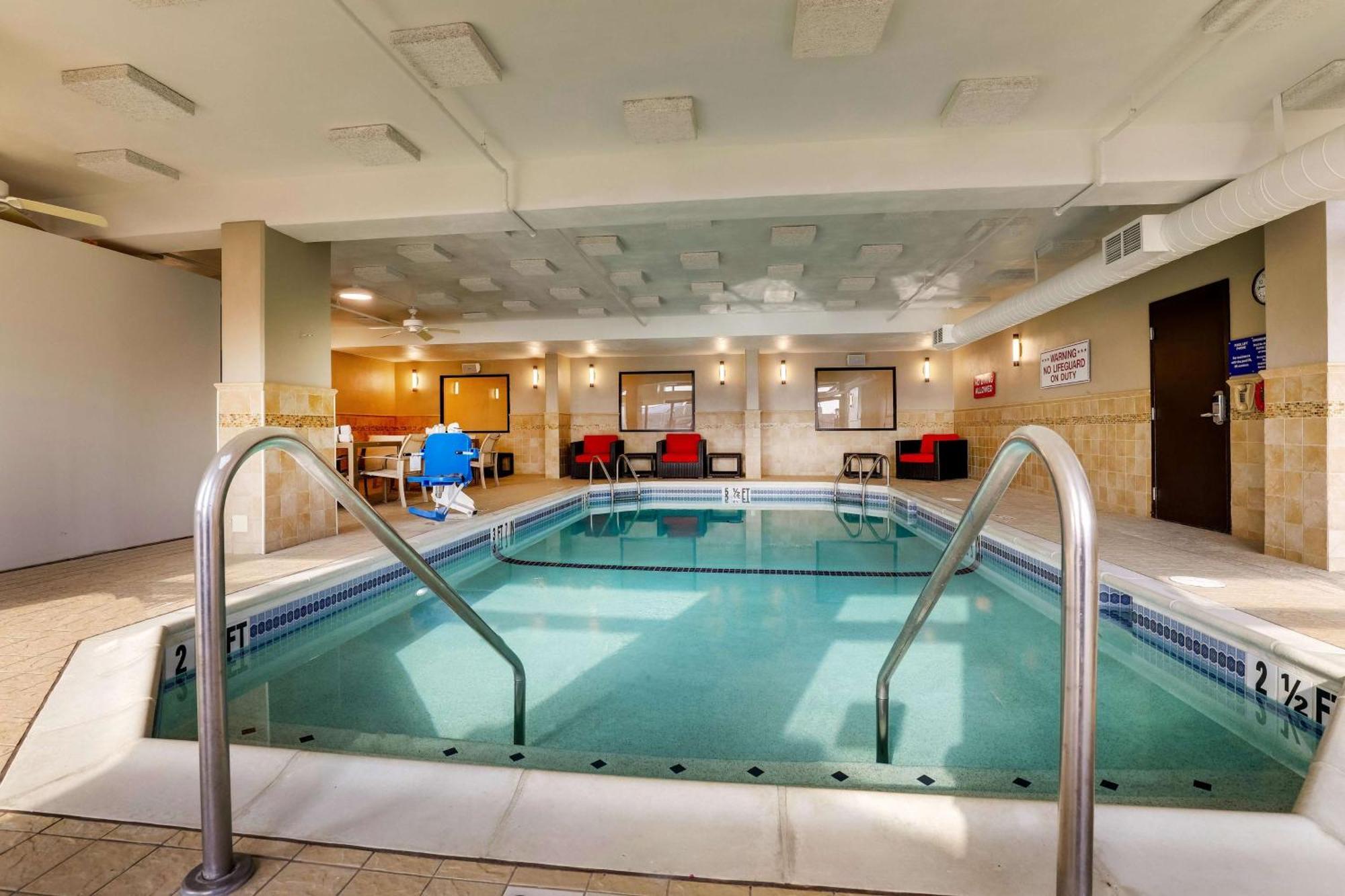 Drury Inn & Suites マリオン エクステリア 写真